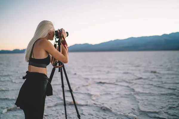 Professionele Vrouwelijke Fotograaf Concentreert Zich Foto Van Zonsondergang Death Valley — Stockfoto