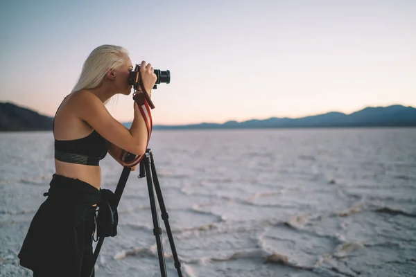 Geschoolde Vrouwelijke Fotograaf Schieten Avondschemering Zonsondergang Badwater Basin Nationaal Park — Stockfoto