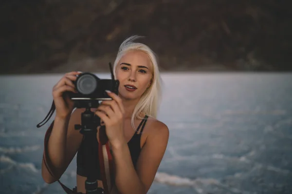 Jonge Geschoolde Vrouwelijke Fotograaf Genieten Van Werkproces Wild Omgeving Van — Stockfoto