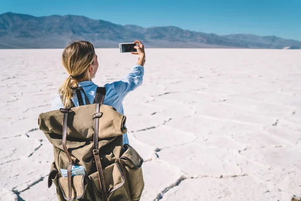 Rückansicht Einer Reisenden Mit Smartphone Kamera Für Ein Selfie Vor — Stockfoto