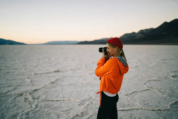 Joven Fotógrafa Haciendo Foto Del Paisaje Escénico Cámara Digital Moderna — Foto de Stock