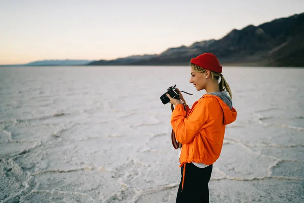 Jovem Mulher Vendo Fotos Câmera Tendo Expedição Terras Selvagens Vale — Fotografia de Stock