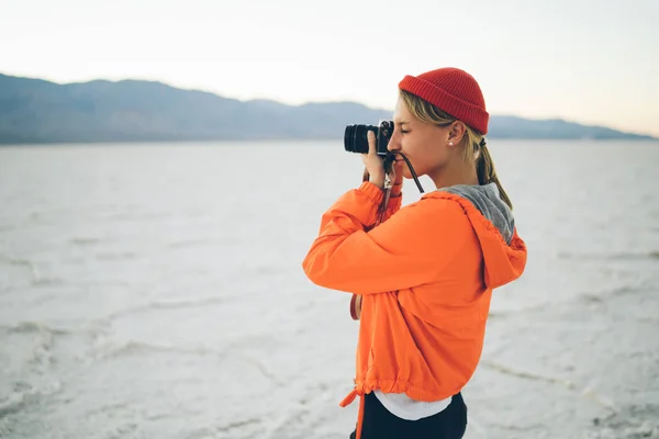 Professionell Kvinnlig Fotograf Som Gör Bilden Natursköna Landskap Badwater Basin — Stockfoto