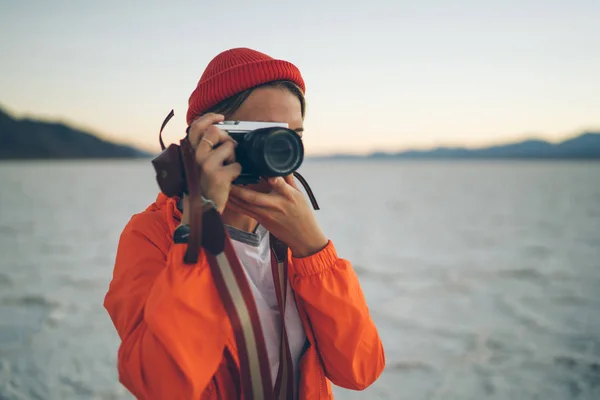 Viajante Feminino Usando Câmera Moderna Para Fazer Foto Ambiente Natural — Fotografia de Stock