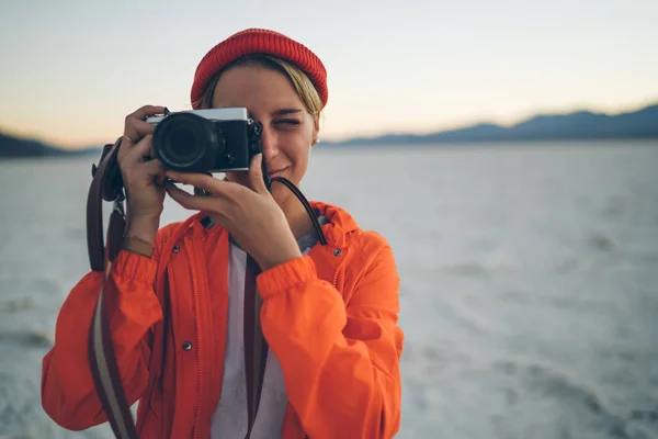 在恶水盆地旅行中享受业余照片的年轻女子探索荒凉的土地 女摄影师在 Californi 死亡谷国家公园的独特景观中工作 — 图库照片