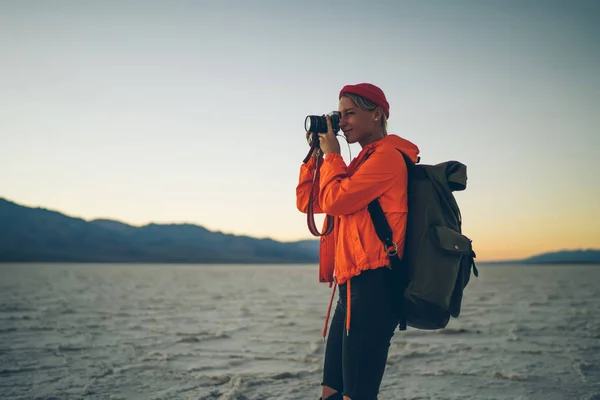 Professionelle Fotografin Die Ein Bild Von Der Landschaft Badwater Nationalpark — Stockfoto