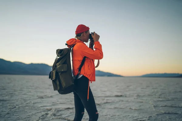 Viajante Fêmea Fazendo Fotos Câmera Durante Expedição Parque Nacional Vale — Fotografia de Stock