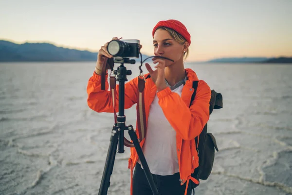 Journaliste Pénitentiaire Concentrée Sur Prise Vue Paysage Expédition Photographe Habile — Photo