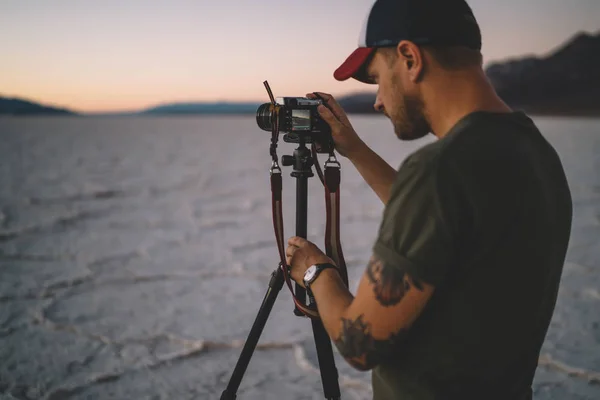 Qualifizierter Männlicher Fotograf Der Einstellungen Auf Digitalkamera Macht Die Landschaft — Stockfoto