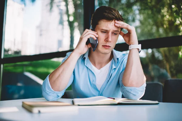 Trauriger Junger Kerl Enttäuscht Von Nachrichten Während Mit Einem Freund — Stockfoto