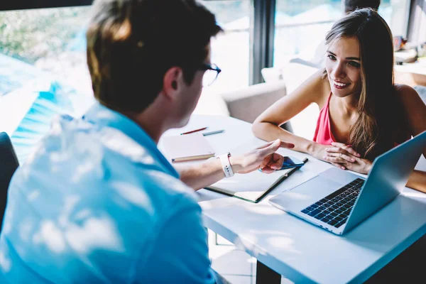 Lachende Jonge Vrouw Interview Met Zakenman Uitleggen Strategie Van Werk — Stockfoto