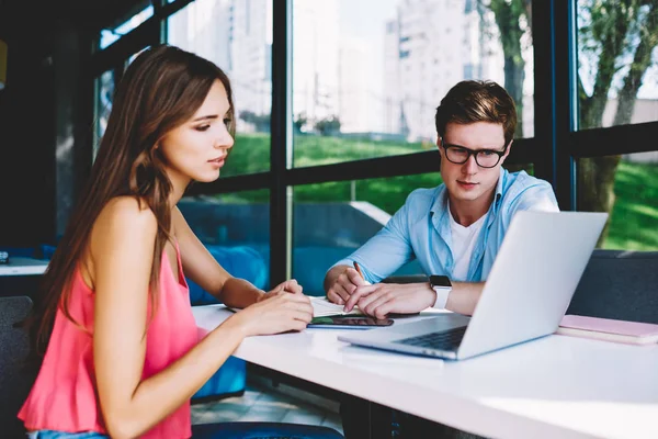 Jonge Mannelijke Vrouwelijke Collega Kijken Naar Video Laptop Samen Werken — Stockfoto