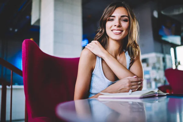 Retrato Una Bonita Mujer Joven Ropa Casual Pasar Tiempo Interior —  Fotos de Stock