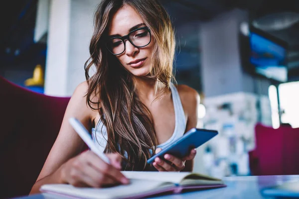 Ernsthafte Studentin Mit Brille Konzentriert Sich Darauf Plan Notizblock Schreiben — Stockfoto