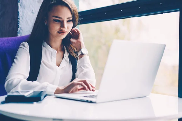 Selbstbewusste Brünette Managerin Die Mit Finanzdokumentation Online Arbeitet Indem Sie — Stockfoto