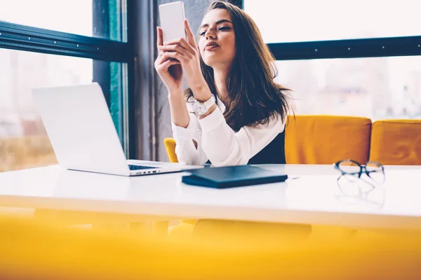 Preciosa Mujer Negocios Usando Teléfono Para Bloguear Las Redes Sociales — Foto de Stock