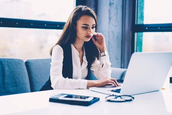 Zeker Aantrekkelijk Marketing Deskundige Browsegegevens Internet Onderzoek Voor Project Professionele — Stockfoto