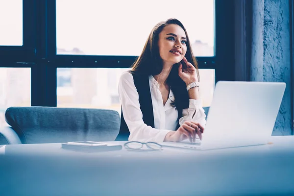 Empleador Atractivo Positivo Soñando Con Fines Semana Haciendo Trabajo Remoto —  Fotos de Stock