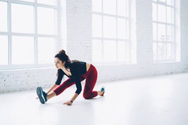 Etkin aşınmaya egzersiz germe, zinde ve sağlıklı bir yaşam tarzı tutmak için vücut şekli uygulama sahip beyaz iç spor salonunda eğitim genç kız ile başlayan fitness hedeflerine ulaşma motive erkek