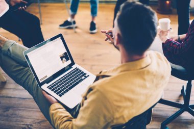 Casual kıyafet sahte wifi için bağlı ve ekip üyeleri genel ayrıntıları kapalı çalışma sürecinin için açıklayan ekran laptop yukarıya hakkında bilgi ararken deneyimli erkek pazarlama uzmanı giymiş