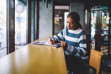 Zeki öğrenci not defteri yeni kompozisyon hikaye yazma üzerinde yoğunlaşmıştır. Dalgın afro Amerikan erkek defter alanı coworking oturan Eğitim Semineri organizasyonu için planlama aşağı yazma