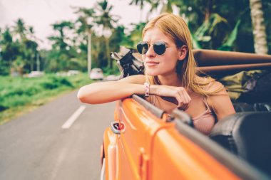 Dalgın kadın doğal doğal ortamda yolculuk sırasında rüya gibi hippi kız Otomobil Kiralama tatile seyahat zevk güneş gözlüğü arıyorum cabriolet tarafından taşınması sırasında dinlenme