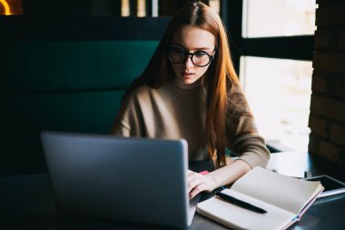 Kadın metin yazarı gözlük dijital bilgisayar ücretsiz 4 g internet bağlantısı ile yazılım yükleme yoğunlaştı. Kapalı alanı sahte ile Not Defteri'ni kullanarak dizüstü bilgisayar aygıt oturma, çalışma öğrenci