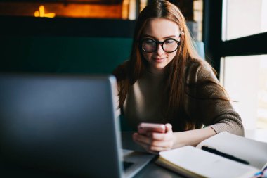 Optik gözlükler sohbet cep telefonu reklam içeriğinizi için wifi alanına ve sahte alanı ile notebook dizüstü bilgisayar aygıtla birlikte oturan kısa mesaj okuma, okuma-kafa gülümseyen