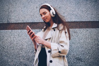 Çekici kız öğrenci için 4 g smartphone cep telefonu ile video izlerken reklam bağlı kopyalama alanı alanı üzerinde duran internet, modern Kulaklığımda en sevdiğiniz şarkıları zevk teen hippi kız