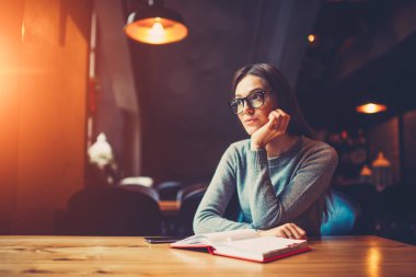 Optik Gözlük kafede kitap ilginç ve uzakta biraz mola sırasında ciddi bölüm sonra seyir zevk düşünceli okuyucu. Düşünceli öğrenci serbest zaman zevk. Kopyalama alanı alanı