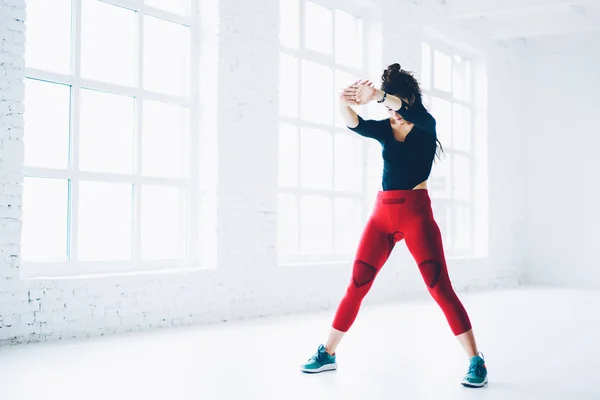 Femme Motivée Dans Une Tenue Active Mode Travaillant Sur Force — Photo