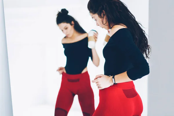 Brunette Meisje Spiegel Kijken Trainingspak Lichaamsvorm Tevreden Training Sportschool Sportvrouw — Stockfoto