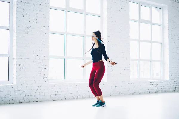 Jonge Vrouw Met Cardio Training Springen Touw Voor Afvallen Verbranden — Stockfoto