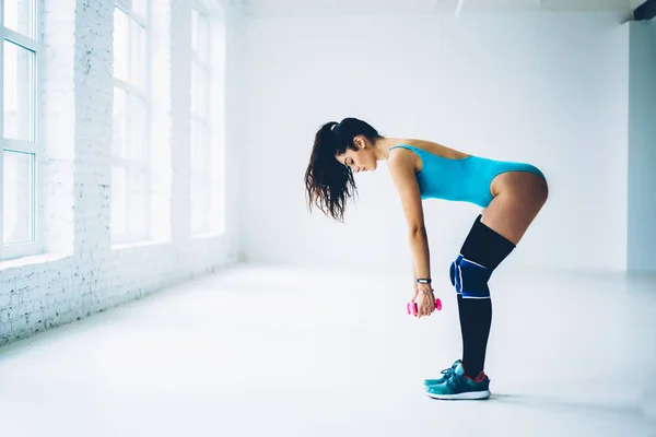 Forte Menina Fitness Fazendo Exercícios Para Mas Músculos Das Pernas — Fotografia de Stock