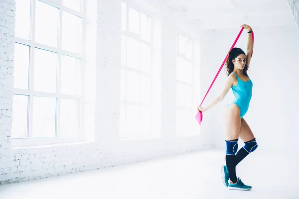 Çekici Sporcumuz Beyaz Studio Güzel Fitness Kız Gücü Kas Egzersiz — Stok fotoğraf