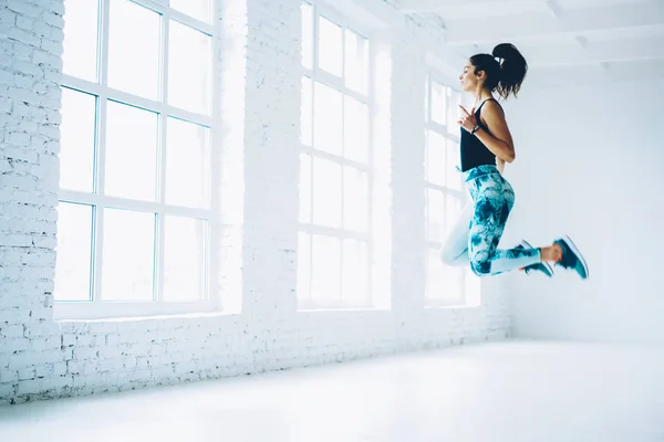 Jovem Mulher Traje Treino Pulando Fazendo Exercícios Cardio Aeróbica Para — Fotografia de Stock