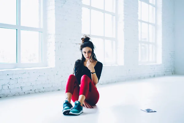 Portrait Attractive Pensive Girl Activewear Sitting Floor Gym Resting Workout — Stock Photo, Image