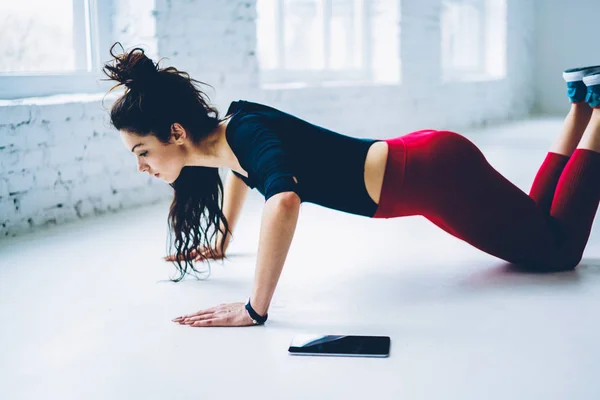 Mulher Determinada Fazendo Exercícios Push Ups Para Treinar Músculos Peito — Fotografia de Stock