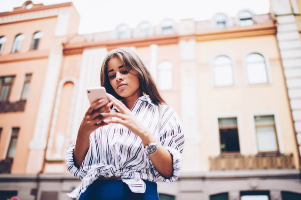 Unten Ansicht Der Hipster Girl Messaging Online Auf Modernem Telefon — Stockfoto