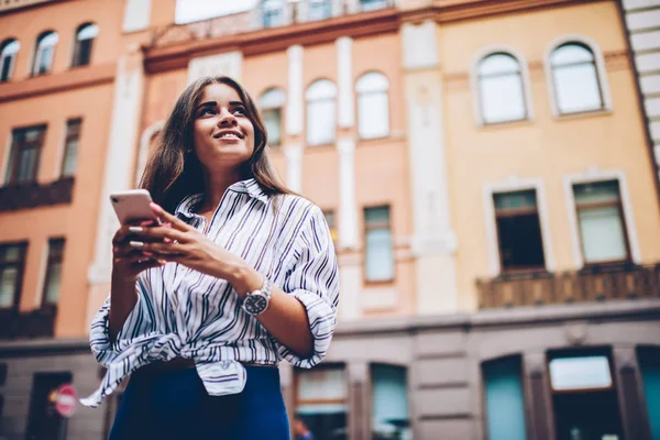 Debajo Vista Joven Soñadora Con Cabello Rubio Pensando Crear Propio —  Fotos de Stock