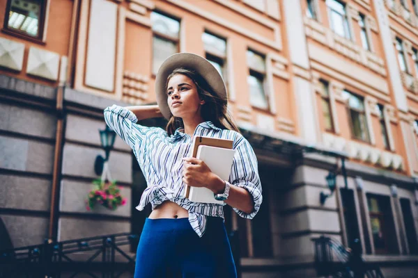 Beskåda Eleganta Student Med Cool Hatt Huvudet Och Läroböcker Händer — Stockfoto