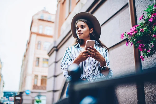 Hipster Meisje Trendy Hoed Wandeling Het Centrum Sociale Netwerken Mobiel — Stockfoto