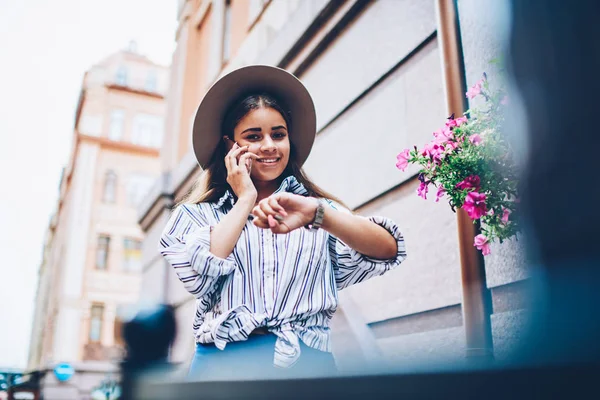 Halve Lengte Portret Van Positieve Trendy Jonge Vrouw Trendy Hoed — Stockfoto