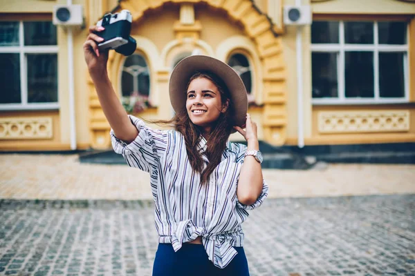 Alegre Casualmente Vestida Amateur Femenina Sombrero Tomar Fotos Misma Fondo —  Fotos de Stock