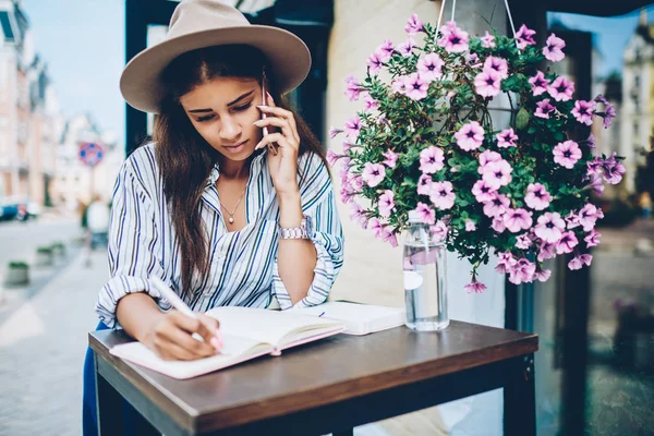 Stilvolle Studentin Mit Trendigem Hut Die Mit Einem Freund Telefoniert — Stockfoto