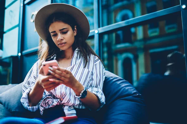 Atractiva Blogger Mujer Leyendo Comentarios Seguidores Propio Sitio Web Descansando —  Fotos de Stock