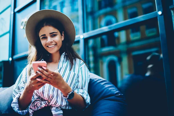 Retrato Media Longitud Chica Hipster Feliz Sonriendo Cámara Mientras Hace —  Fotos de Stock