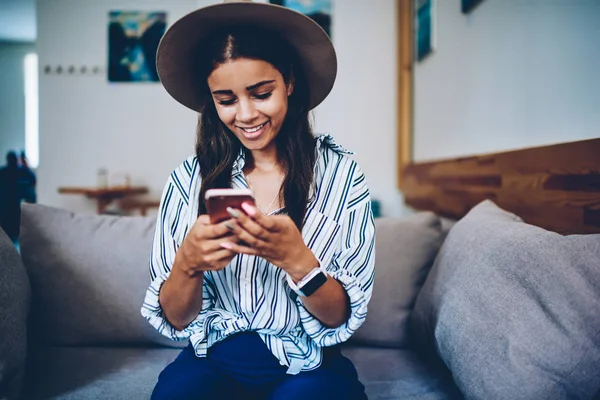 Alegre Blogger Con Estilo Sombrero Moda Publicar Nuevo Post Través —  Fotos de Stock