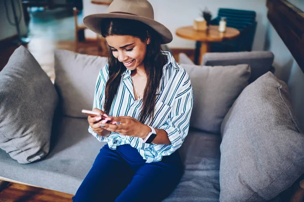 Dziewczyna Pozytywne Hipster Stylowy Kapelusz Czacie Stronie Internetowej Nowoczesny Telefon — Zdjęcie stockowe