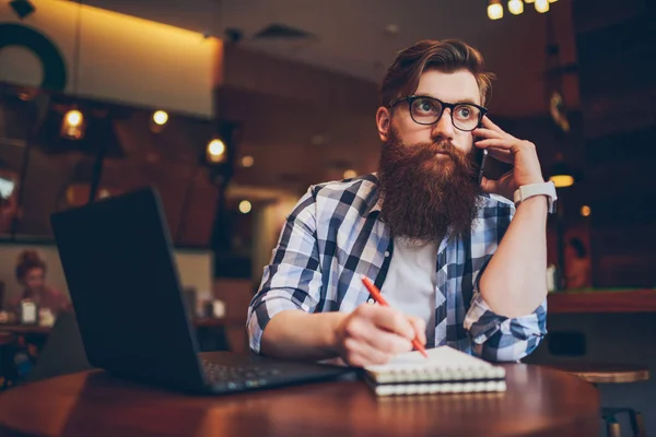 Lagersjef Briller Lytter Telefon Skriver Ned Tekst Bærbar Datamaskin Interiøret – stockfoto